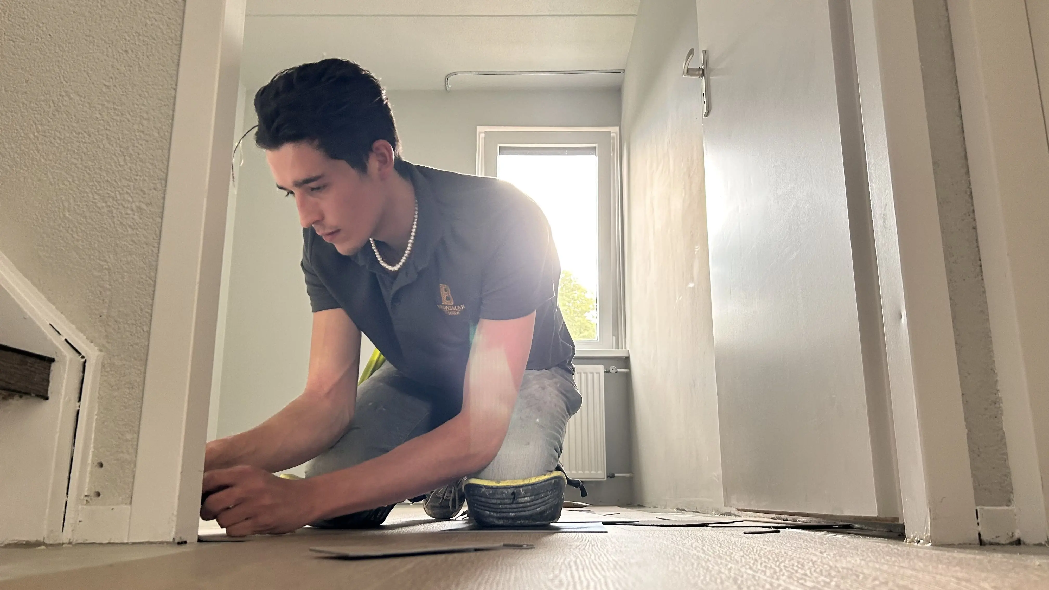 Guus Brunsman aan het werk tijdens het leggen van een PVC-vloer