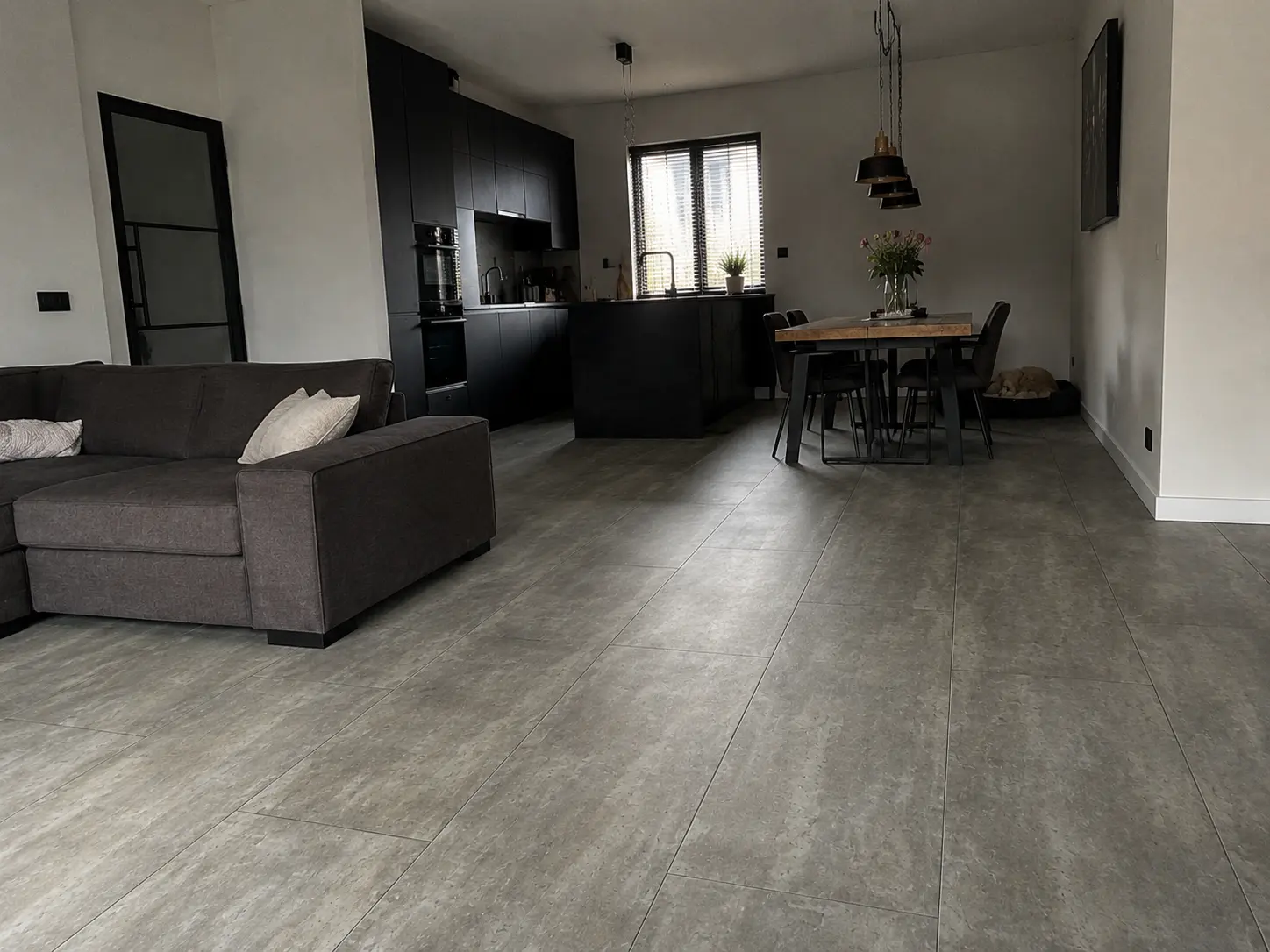 Strak gelegde PVC vloer met lange planken